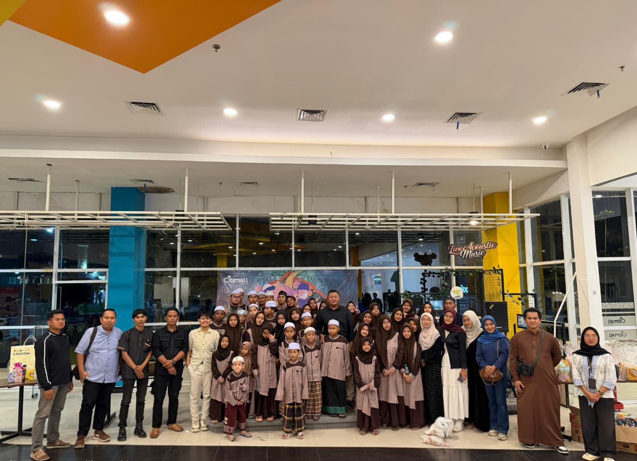PWRI Kotim Bagikan Ratusan Takjil di Penyeberangan Ferry Sampit