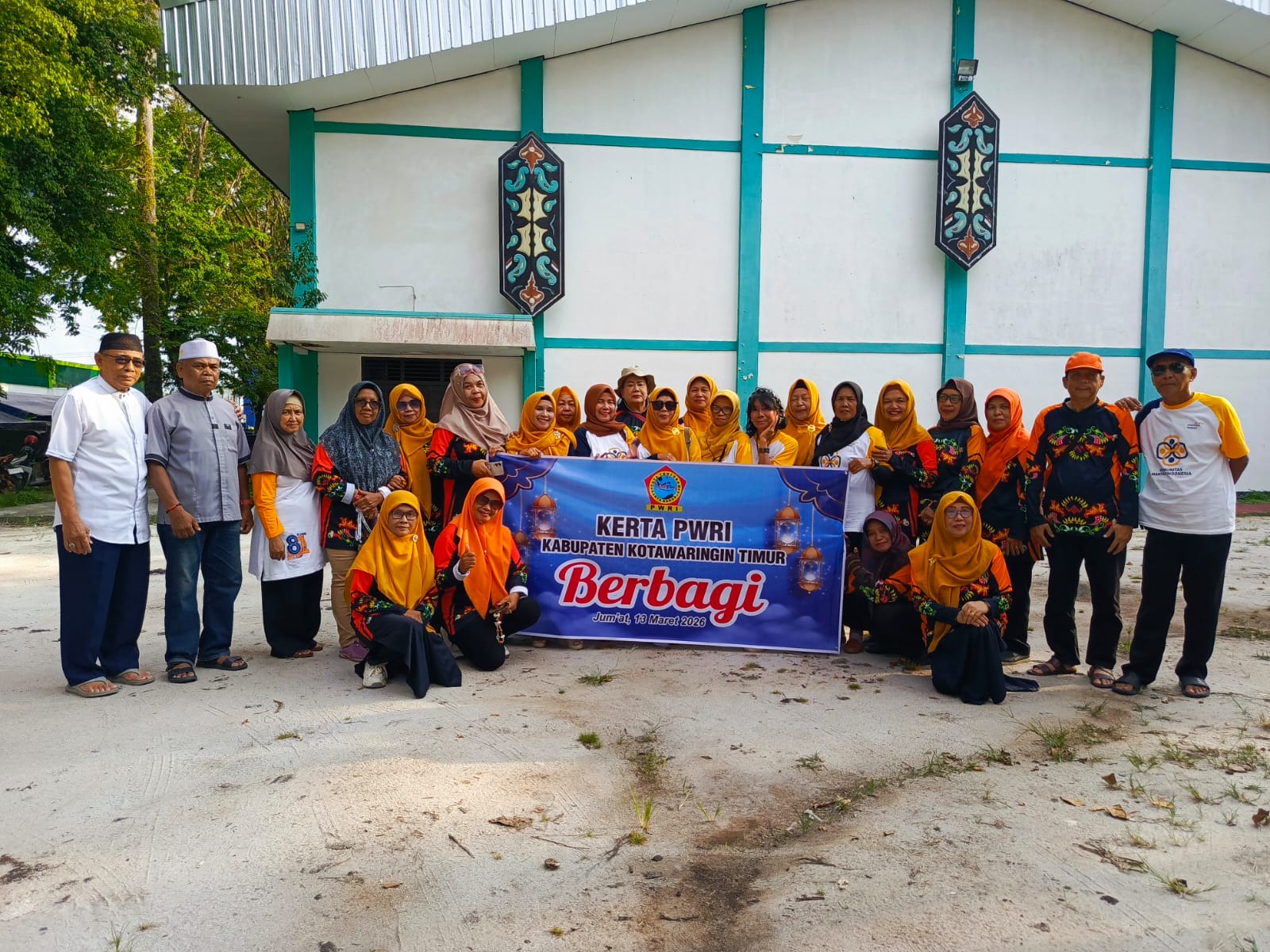 PWRI Kotim Bagikan Ratusan Takjil di Penyeberangan Ferry Sampit