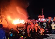 Petugas Masih Lakukan Pencarian Satu Korban Hilang, Tongkang Tugboat BBM Terbakar