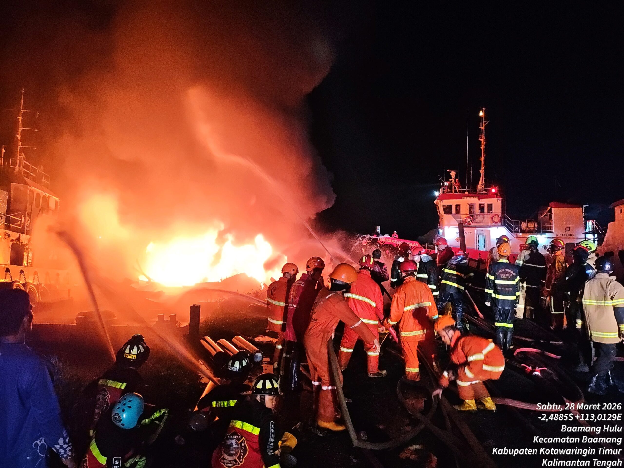 Petugas Masih Lakukan Pencarian Satu Korban Hilang, Tongkang Tugboat BBM Terbakar