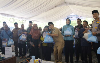 Gubernur dan Isteri Salurkan 1.700 Paket Sembako
