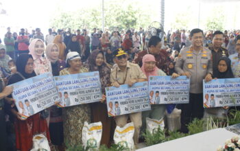 Gubernur, Wagub, Kapolda dan Pangdam Serahkan Bantuan Pangan Presiden, BLT KHBS dan Gerakan Pangan Murah Gubernur, Wagub, Kapolda dan Pangdam Serahkan Bantuan Pangan Presiden, BLT KHBS dan Gerakan Pangan Murah