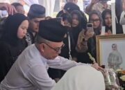Ujang Iskandar Bersama Ribuan Pelayat Hantarkan  Yustina Ismiati ke Peristirahatan Terakhir 