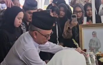 Ujang Iskandar Bersama Ribuan Pelayat Hantarkan Yustina Ismiati ke Peristirahatan Terakhir Ujang Iskandar Bersama Ribuan Pelayat Hantarkan Yustina Ismiati ke Peristirahatan Terakhir