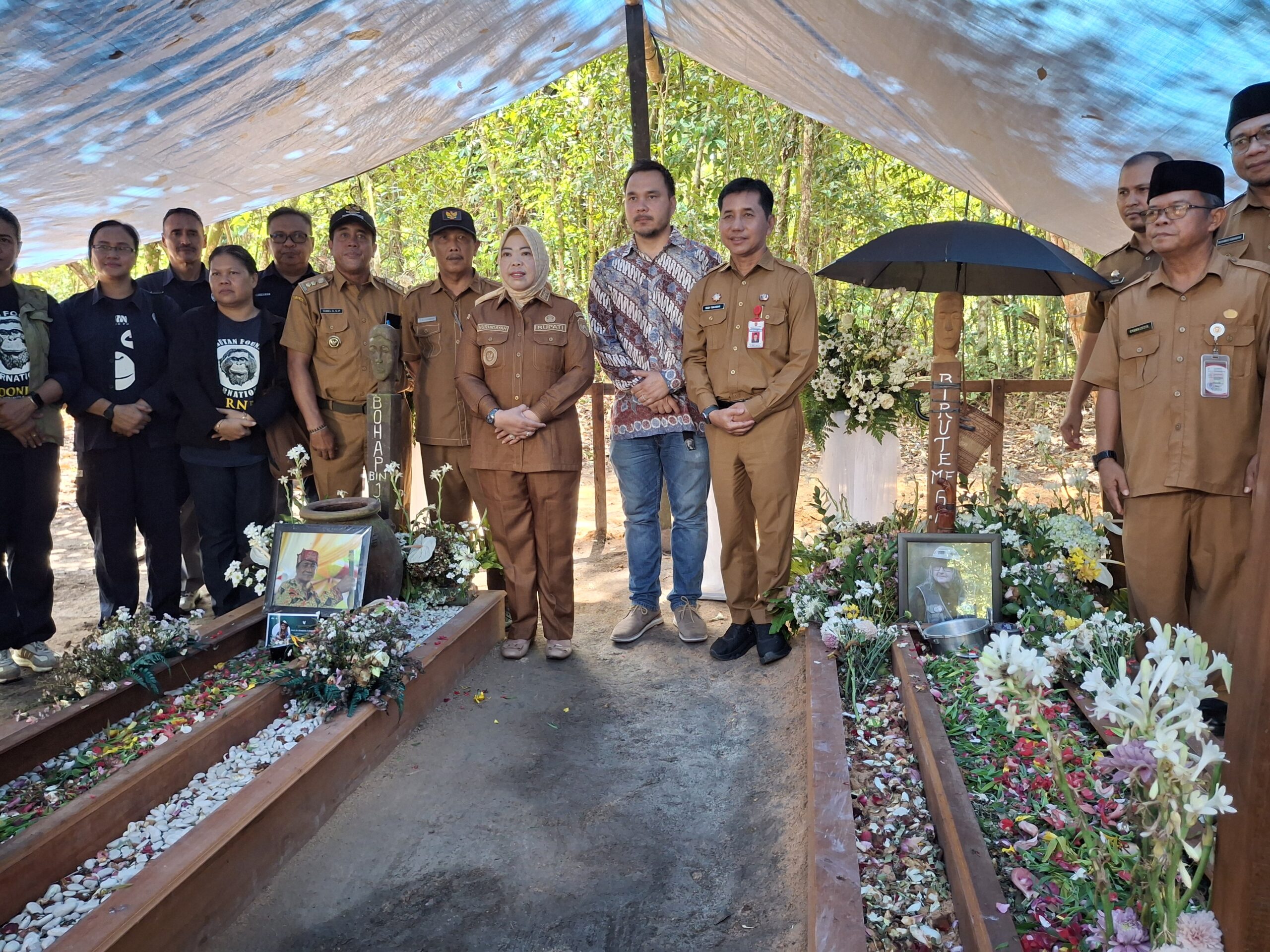 Bupati Hj Nurhidayah Ziarah ke Makam Prof Birute Galdikas 