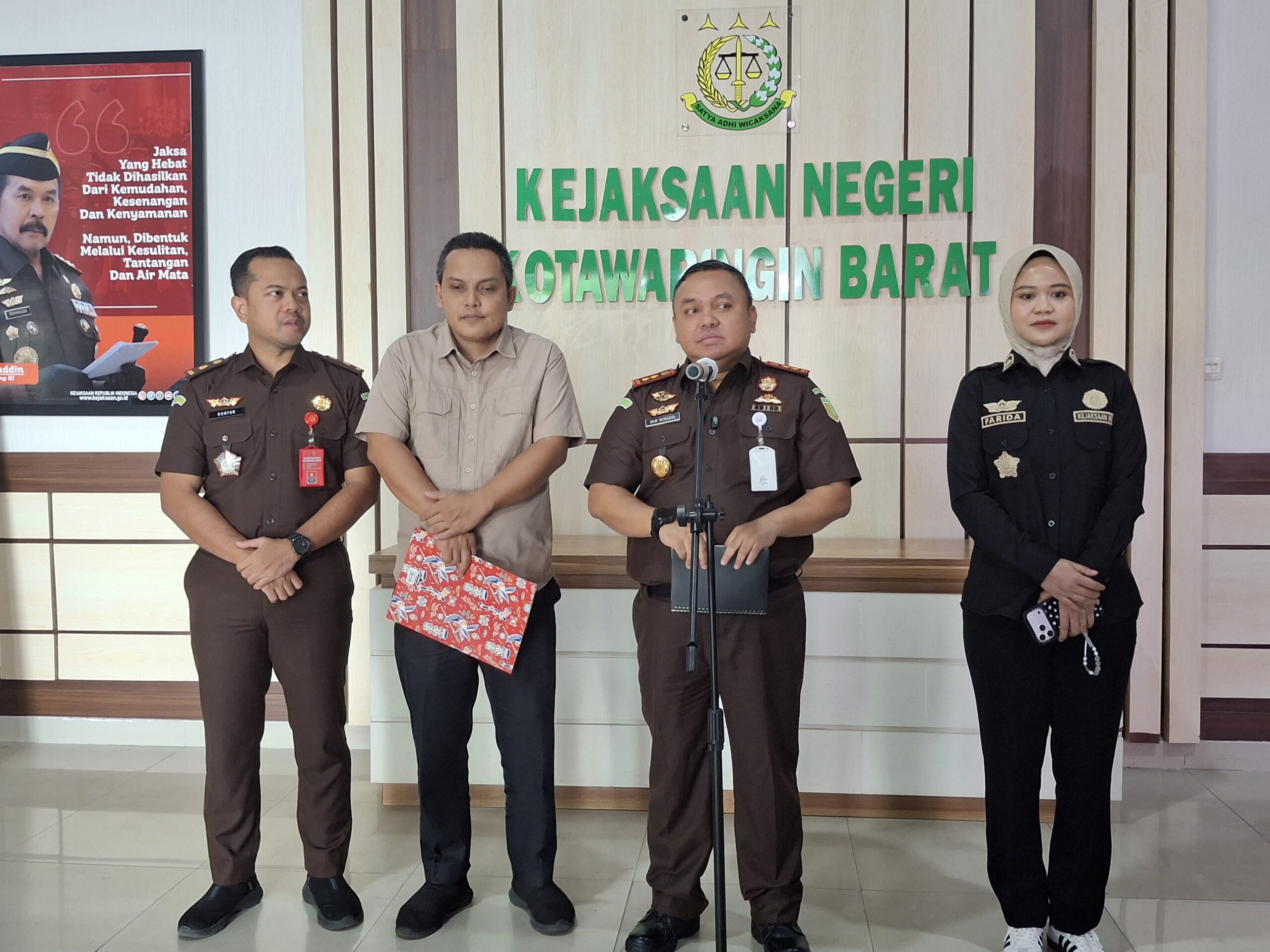 Kejari Kobar Sampaikan Hasil Putusan PN PRaya Terhadap Empat Tersangka Tindak Pidana Korupsi Pabrik Tepung Ikan 