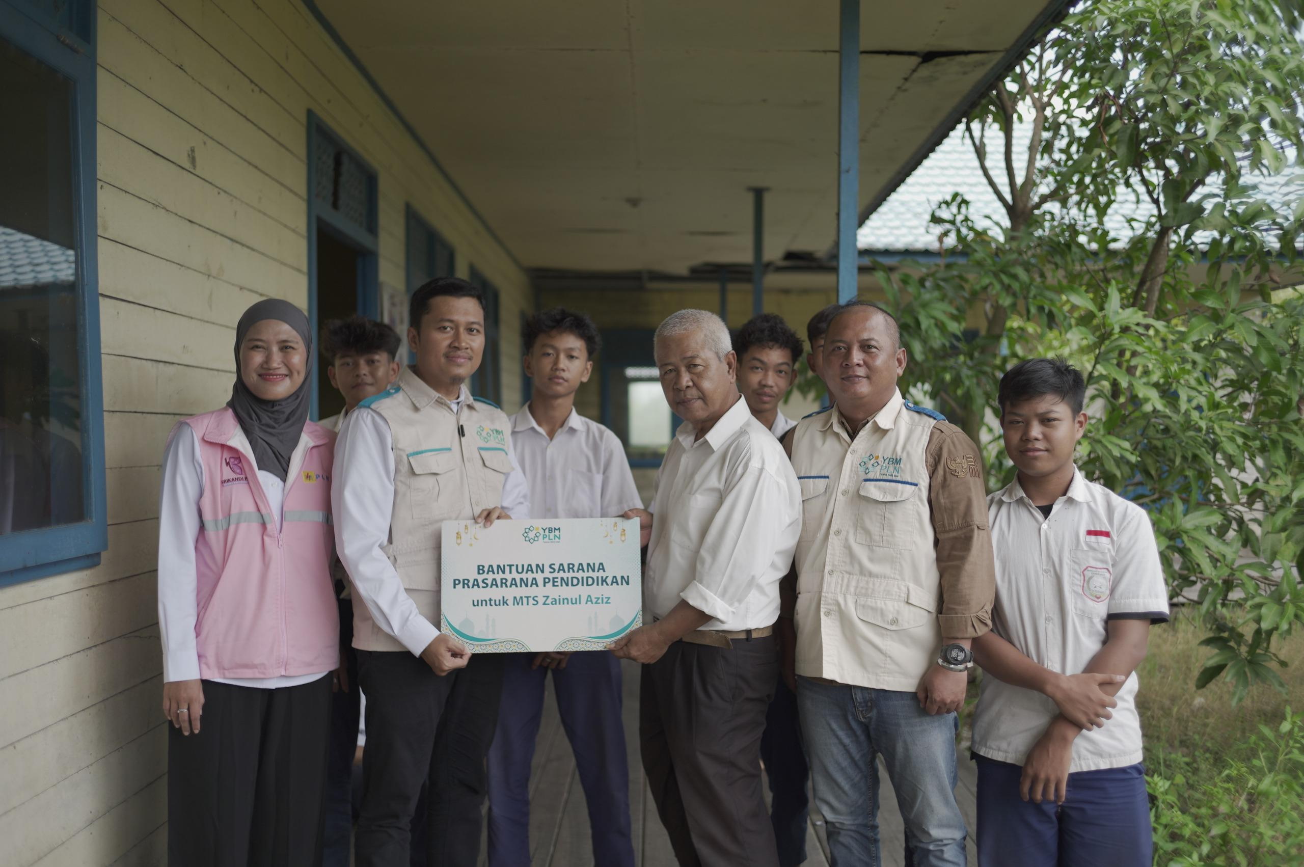 Kado Idulfitri di Tepian Barito, Bakti Srikandi PLN untuk Pendidikan Negeri