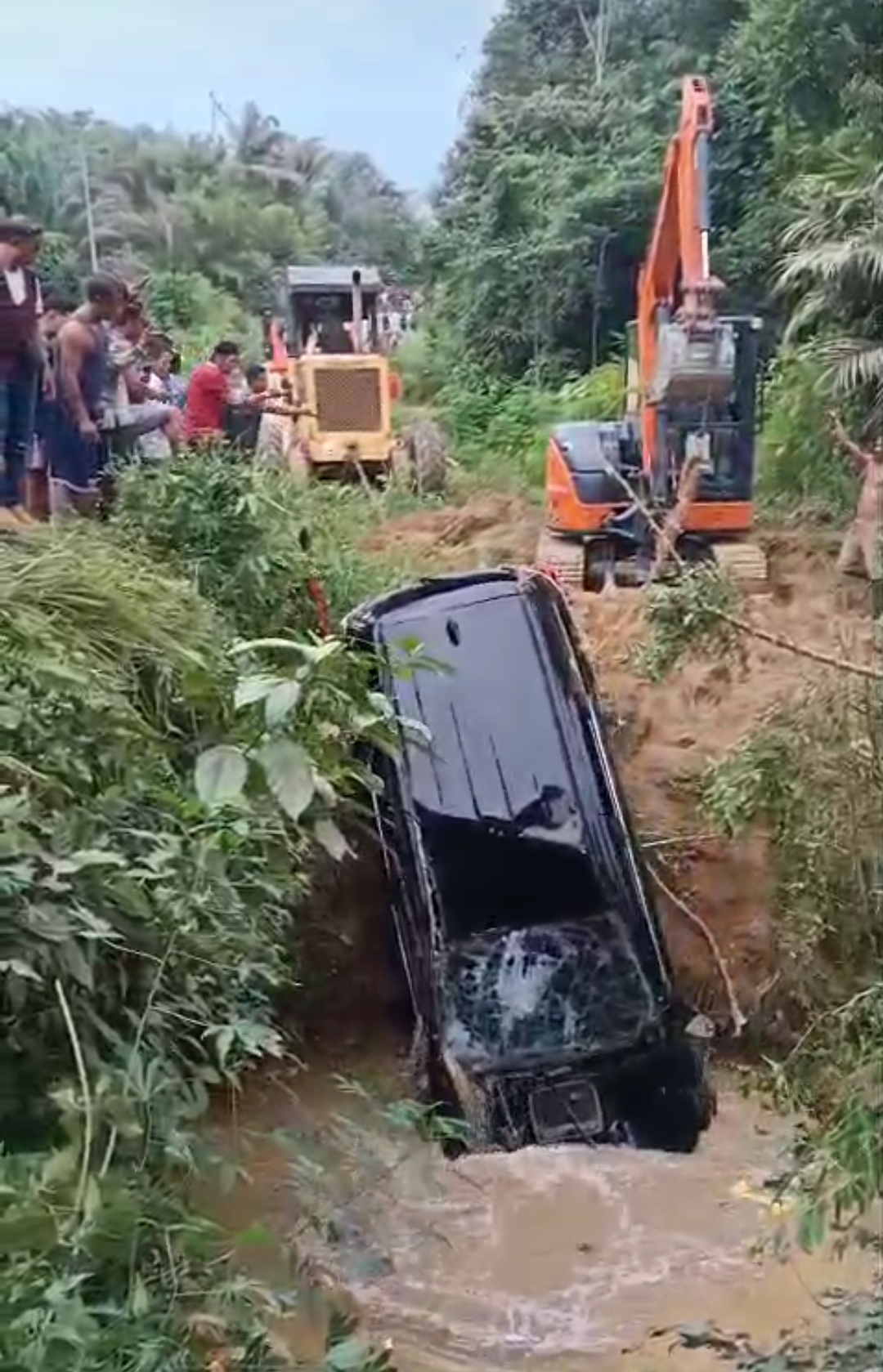 LAKA MAUT DI SERUYAN-Mobil Masuk Sungai, 3 Tewas, 3 Luka