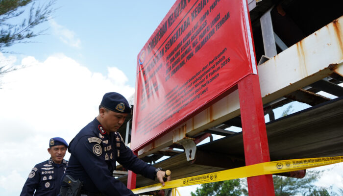 KKP-PSDKP Pontianak Segel Pemanfaatan Ruang Laut TUKS PT TSR Ilegal Sukamara