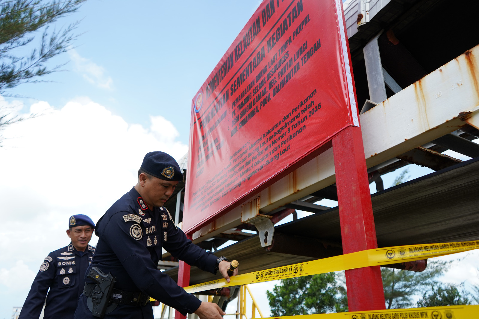 KKP-PSDKP Pontianak Segel Pemanfaatan Ruang Laut TUKS PT TSR Ilegal Sukamara