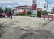 PEMPROV TINGKATKAN PENGAWASAN-Kelangkaan BBM Picu Antrean Panjang