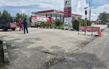 PEMPROV TINGKATKAN PENGAWASAN-Kelangkaan BBM Picu Antrean Panjang PEMPROV TINGKATKAN PENGAWASAN-Kelangkaan BBM Picu Antrean Panjang