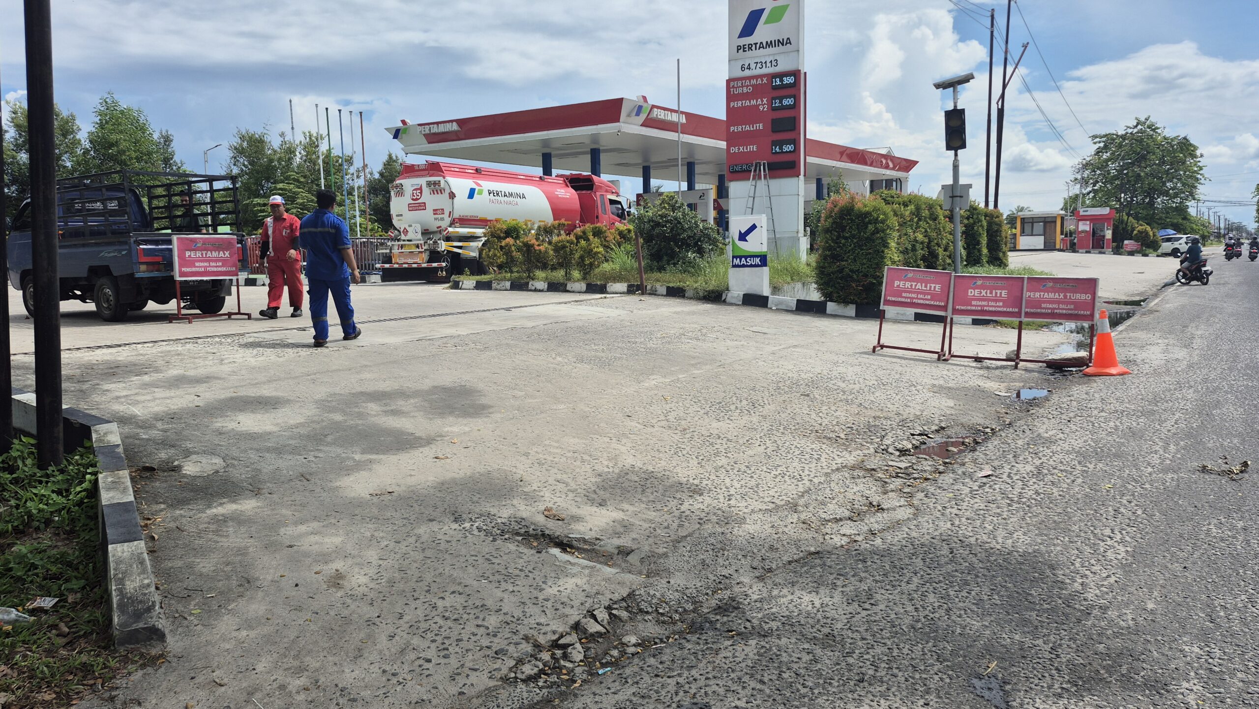 PEMPROV TINGKATKAN PENGAWASAN-Kelangkaan BBM Picu Antrean Panjang