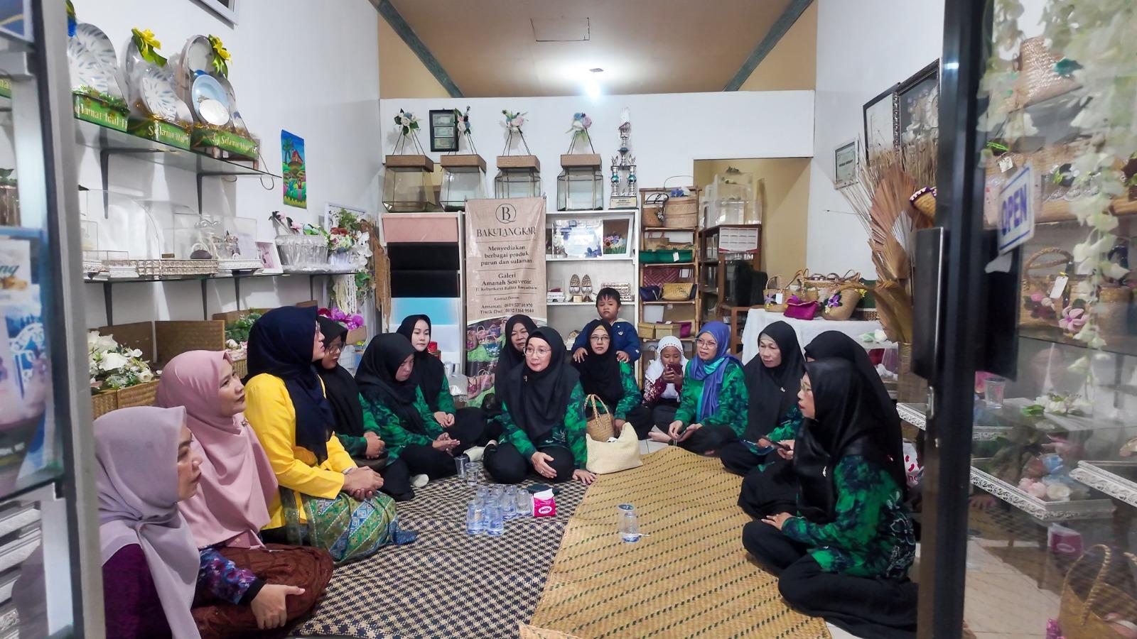 Aksi Sosial Srikandi PLN UIP3B Kalimantan Hidupkan Semangat Kartini