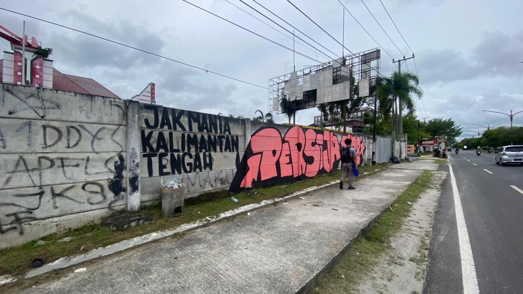 Grafiti Suporter Rusak Pemandangan RTA Milono