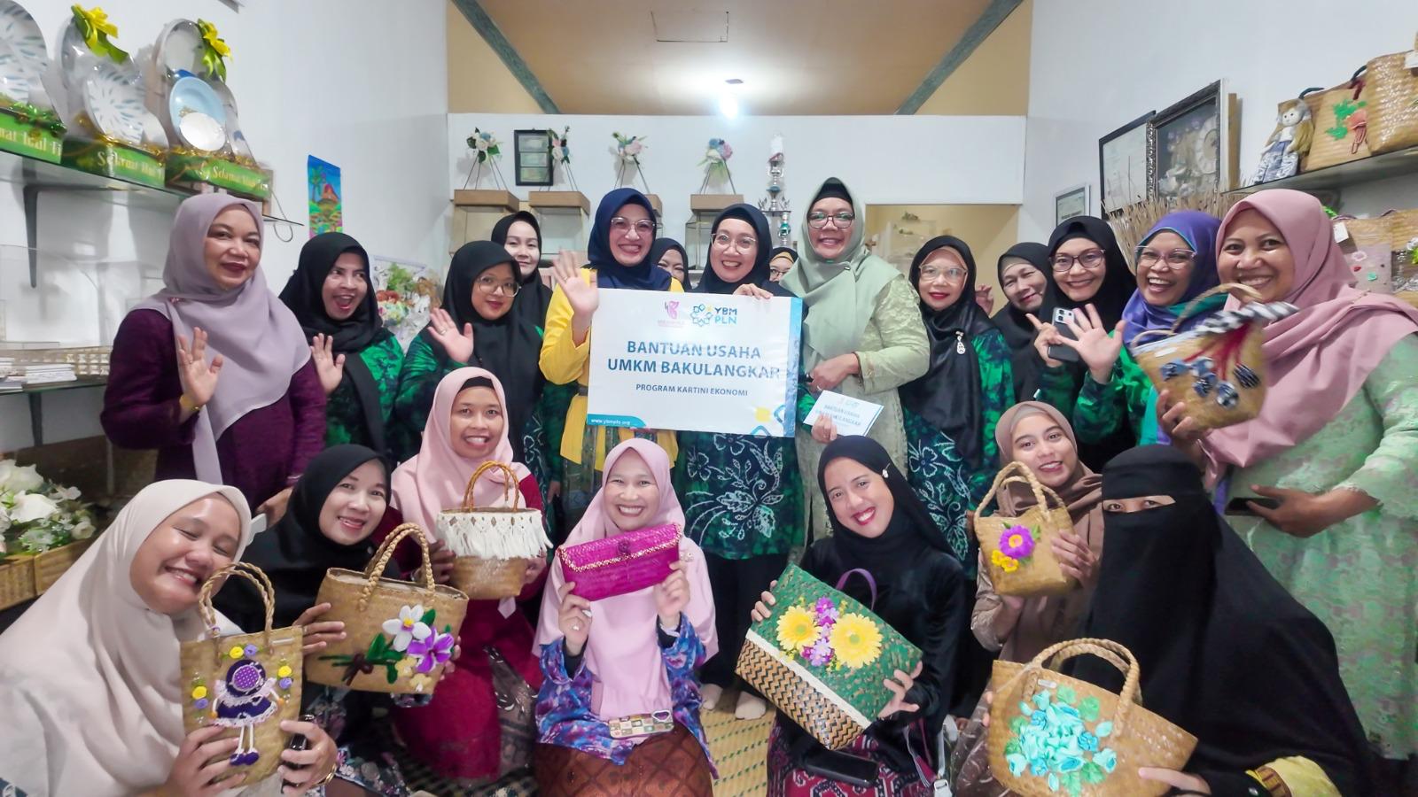 Aksi Sosial Srikandi PLN UIP3B Kalimantan Hidupkan Semangat Kartini