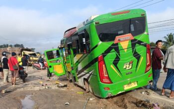 Truk Vs Bus Sekolah di Pangkalan Banteng-8 Pelajar Terluka