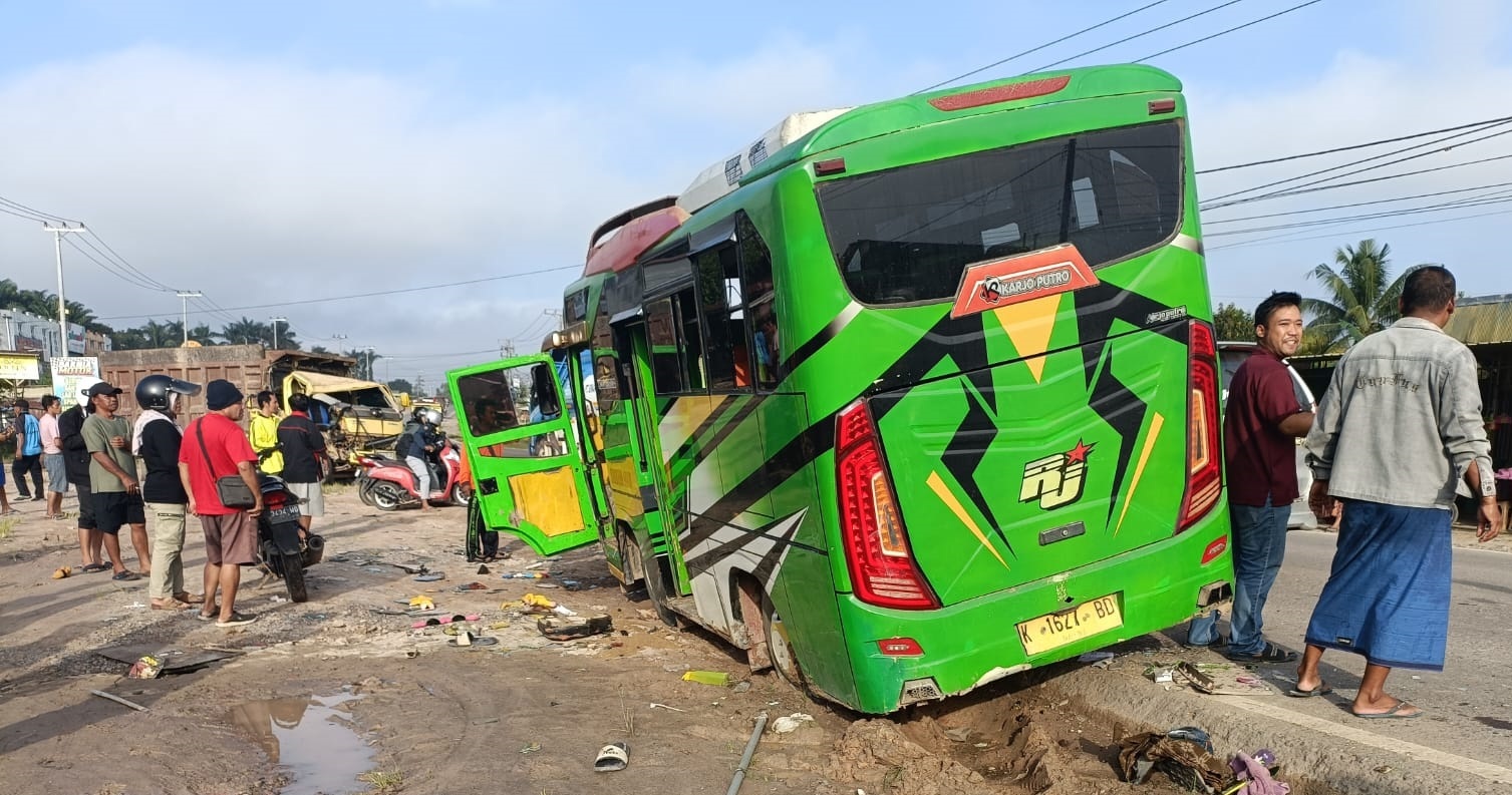 Truk Vs Bus Sekolah di Pangkalan Banteng-8 Pelajar Terluka
