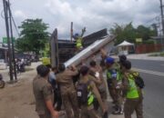 Satpol PP Palangka Raya Tertibkan Reklame Tak Berizin