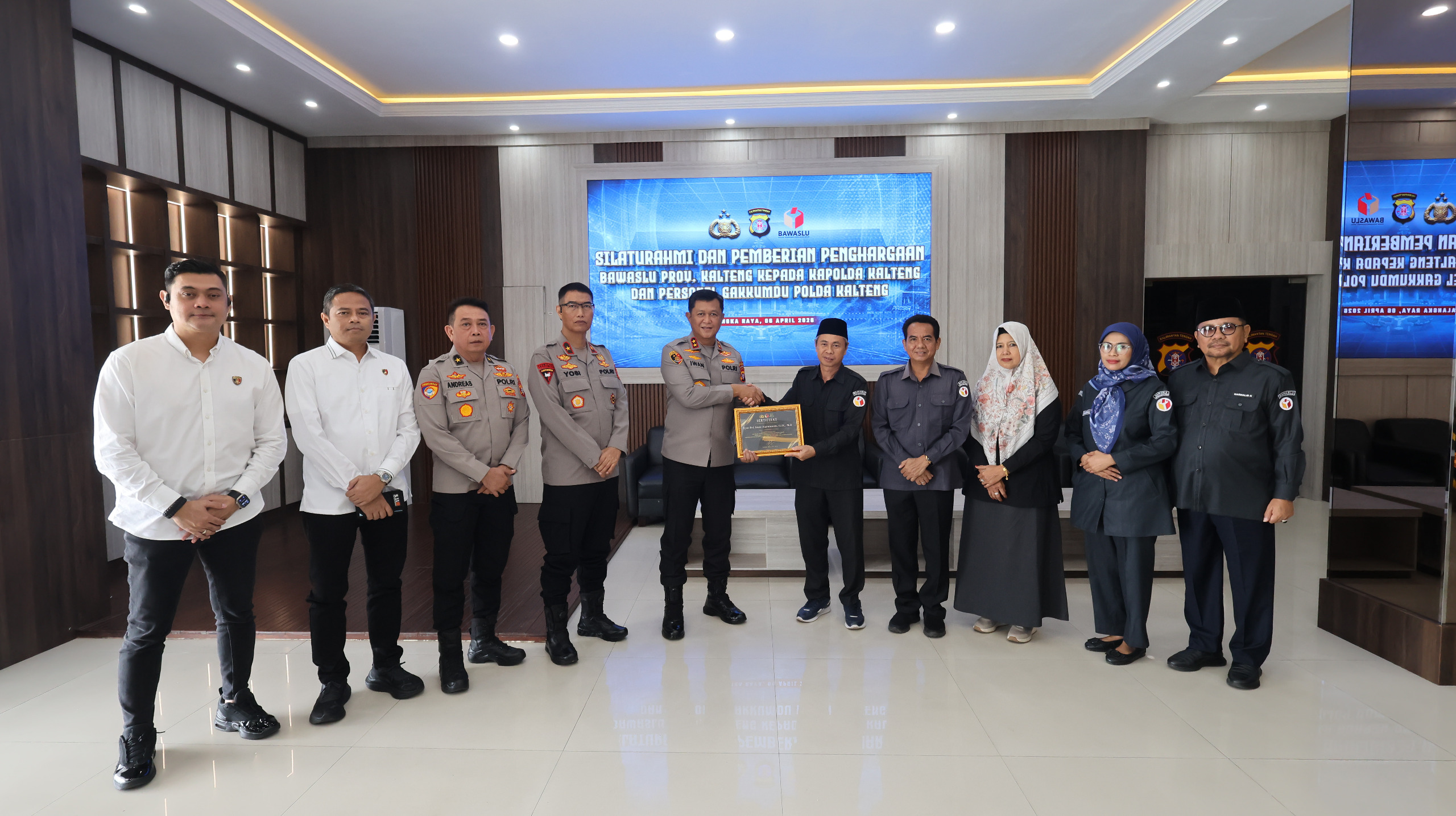 Kapolda Kalteng Terima Penghargaan Bawaslu RI 