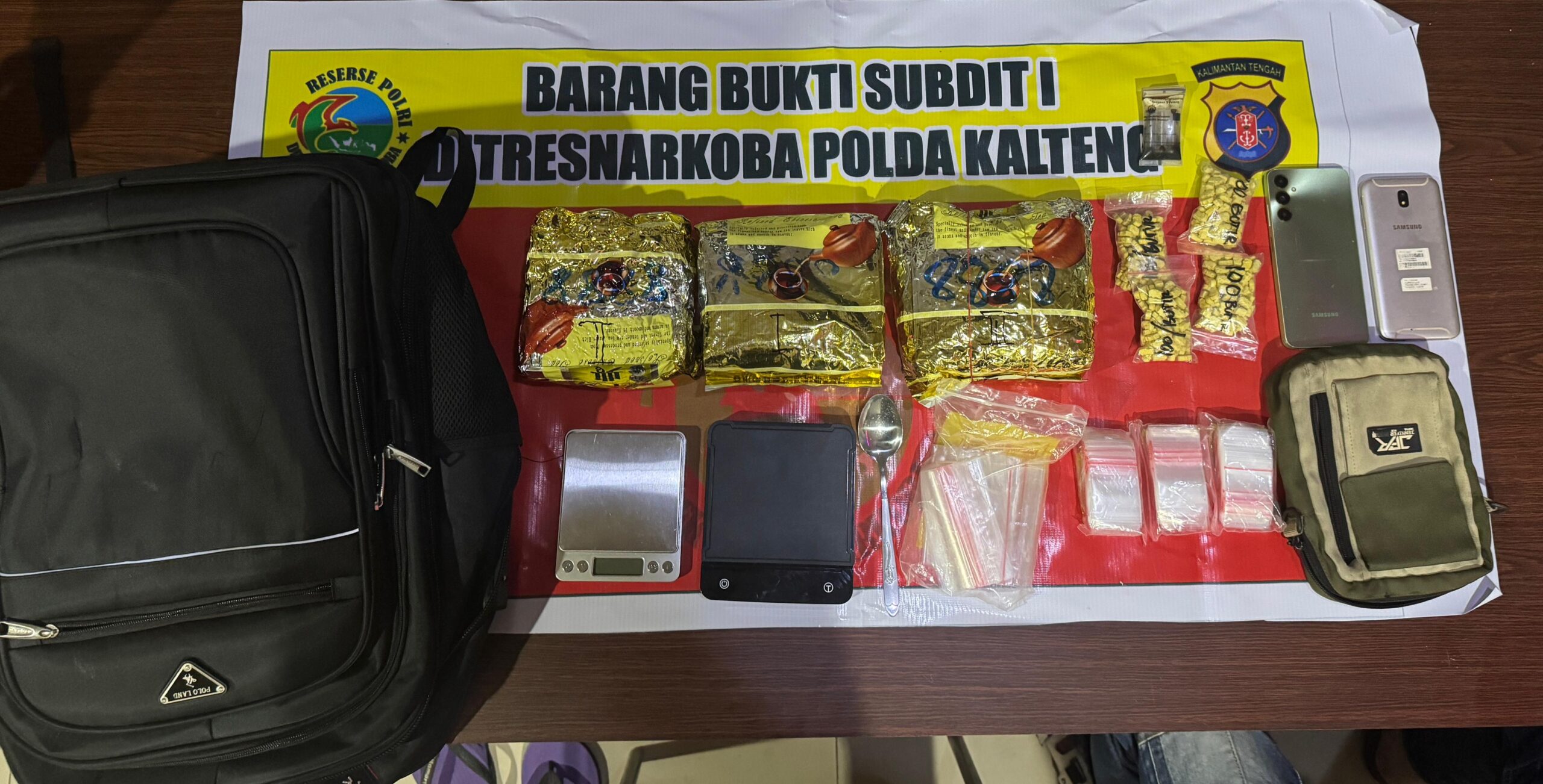 Berkedok Tukang Bangunan, 2 Pria Ditangkap Simpan 3 Kg Sabu dan 400 Butir Ekstasi Berkedok Tukang Bangunan, 2 Pria Ditangkap Simpan 3 Kg Sabu dan 400 Butir Ekstasi