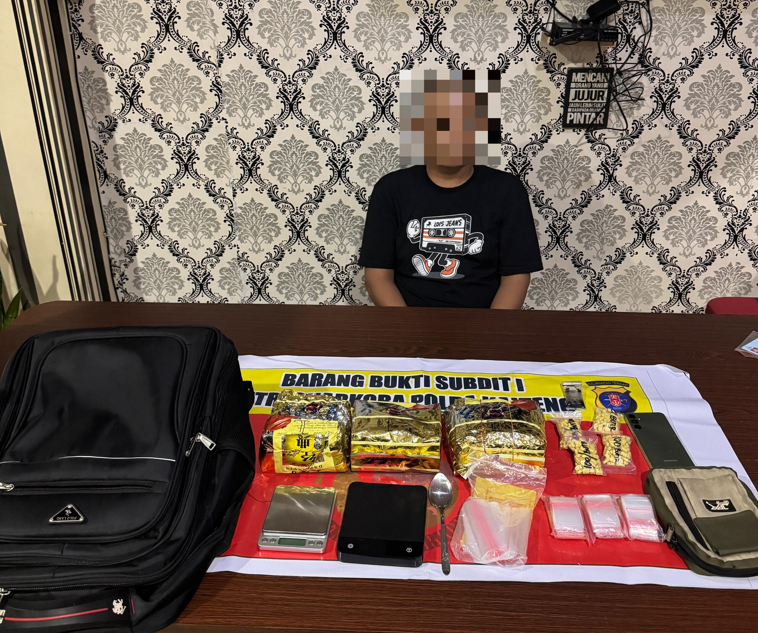 Berkedok Tukang Bangunan, 2 Pria Ditangkap Simpan 3 Kg Sabu dan 400 Butir Ekstasi Berkedok Tukang Bangunan, 2 Pria Ditangkap Simpan 3 Kg Sabu dan 400 Butir Ekstasi