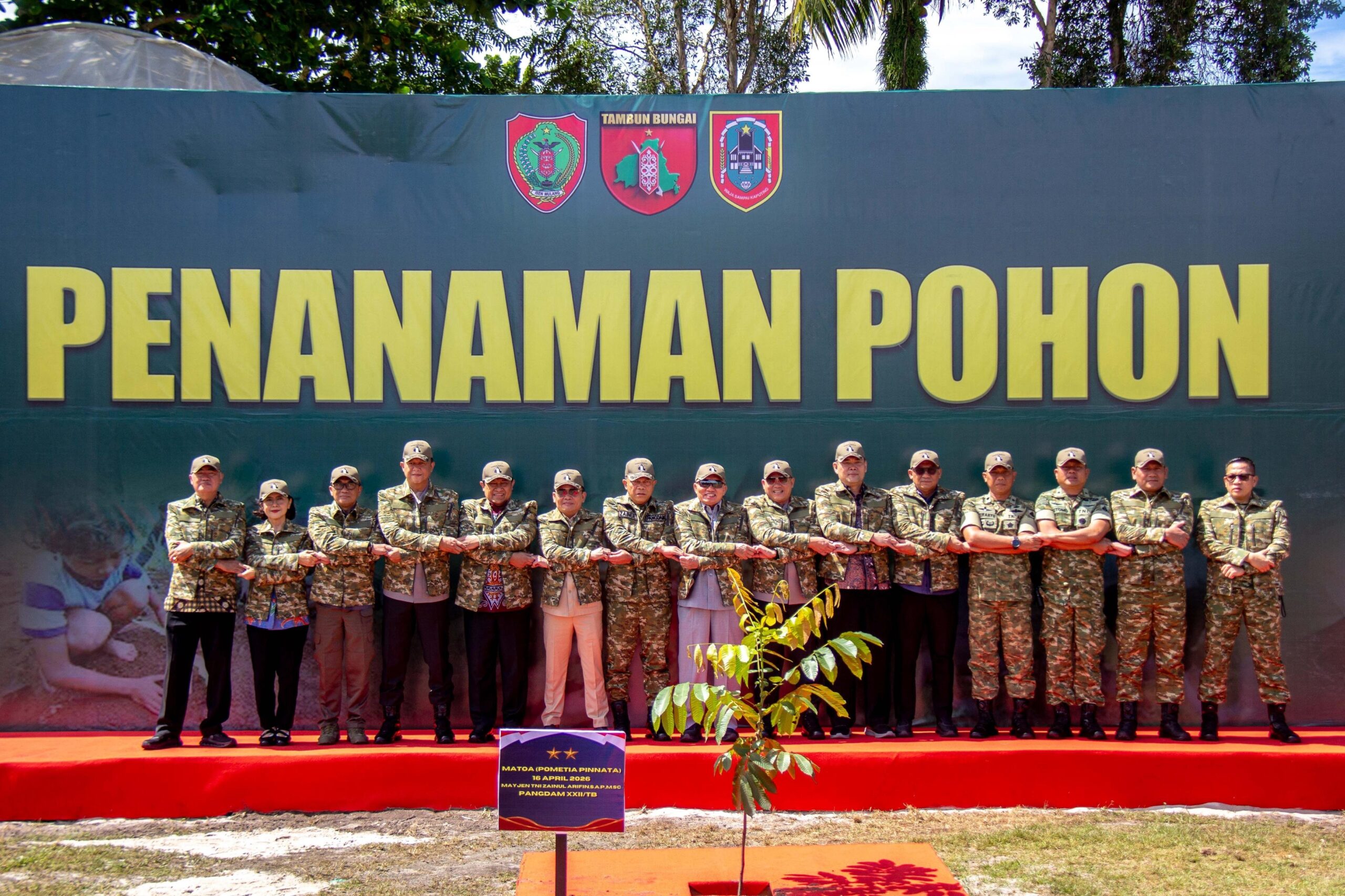 BERSATU DI KODAM XXII/TAMBUN BUNGAI-Gubernur Kalteng dan Kalsel Tanam Pohon Bersama