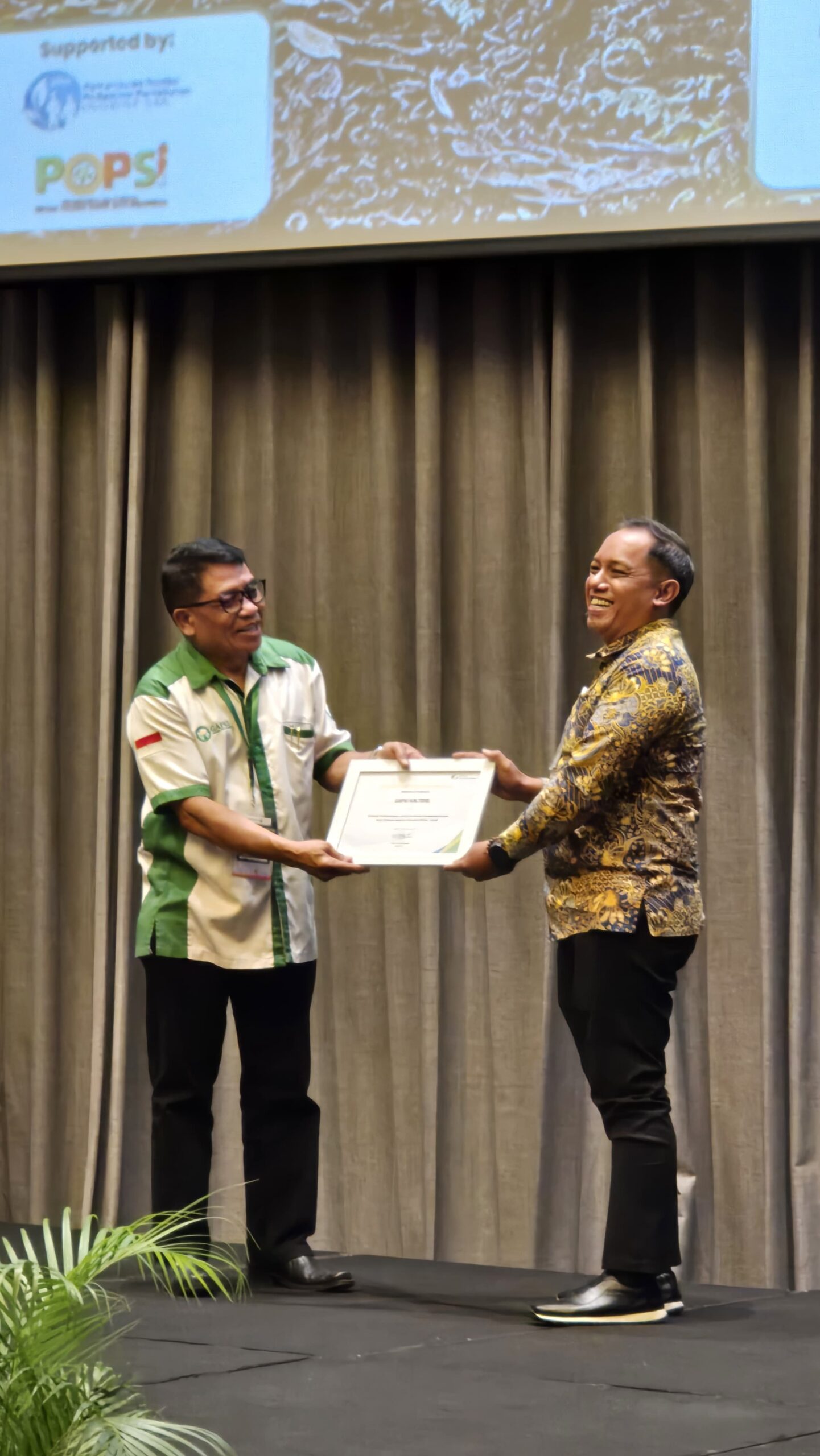 Penguatan Jaminan Sosial Pekerja, GAPKI Kalteng Terima Penghargaan