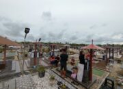 JUMAT AGUNG DAN JELANG PASKAH-Umat Kristiani Ramai Bersihkan Makam Keluarga