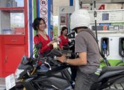 TAMPIL BEDA DI HARI KARTINI-Operator SPBU Kenakan Kebaya Layani Konsumen