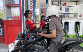 TAMPIL BEDA DI HARI KARTINI-Operator SPBU Kenakan Kebaya Layani Konsumen