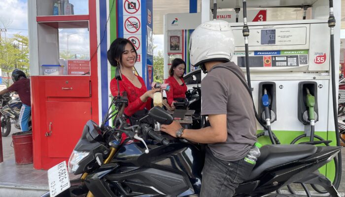 TAMPIL BEDA DI HARI KARTINI-Operator SPBU Kenakan Kebaya Layani Konsumen