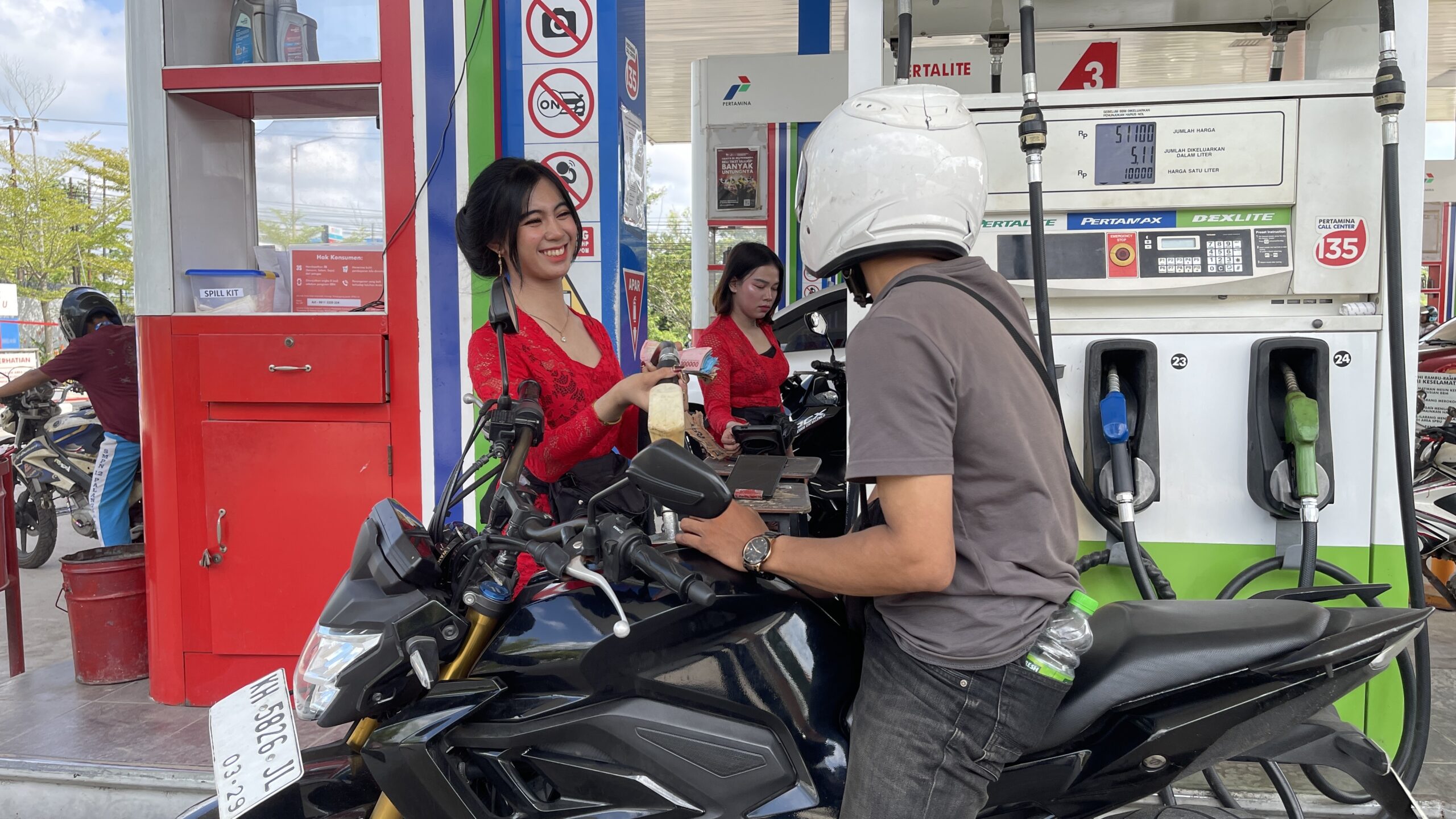 TAMPIL BEDA DI HARI KARTINI-Operator SPBU Kenakan Kebaya Layani Konsumen