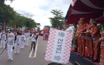 HUT KE-220 KUALA KAPUAS DAN KE-75 PEMKAB KAPUAS-Bupati Wiyatno dan Wabup Dodo Lepas Karnaval Budaya