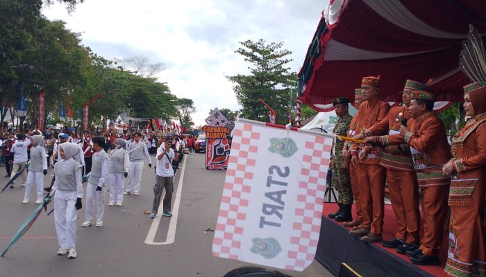 HUT KE-220 KUALA KAPUAS DAN KE-75 PEMKAB KAPUAS-Bupati Wiyatno dan Wabup Dodo Lepas Karnaval Budaya