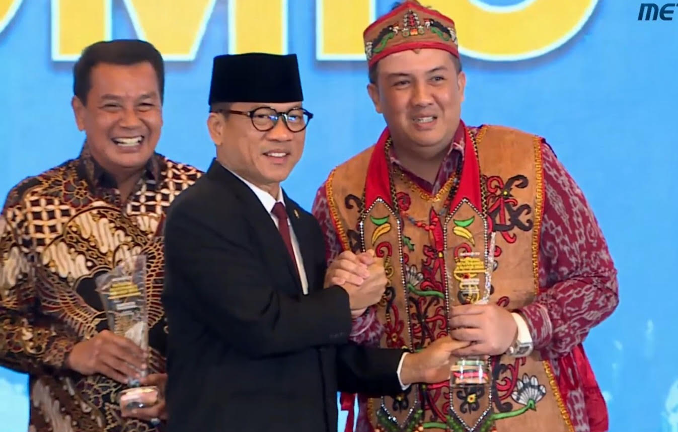 Luar Biasa, Bupati Rizky Aditya Kembali Raih Penghargaan Nasional 