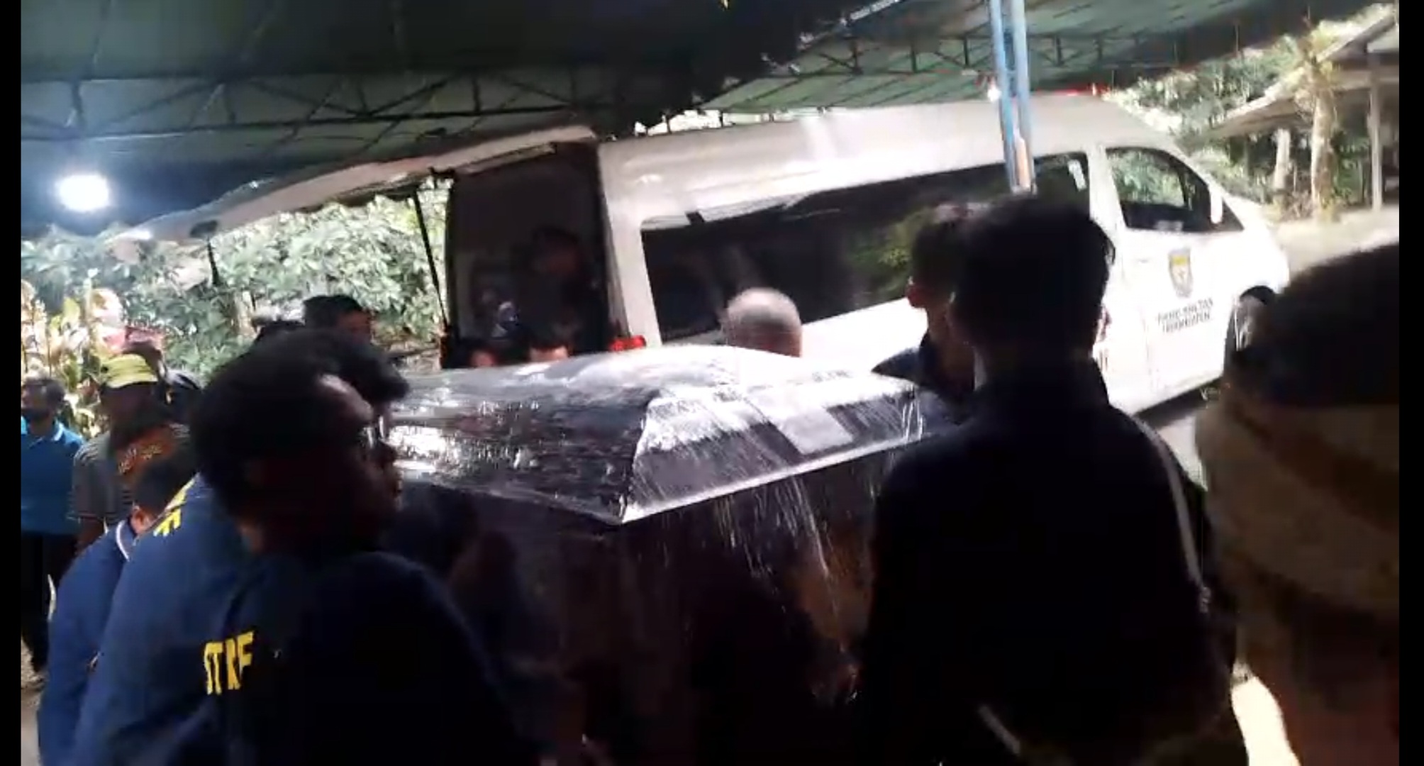 SETELAH 2 MINGGU LEBIH DI PERJALANAN-Jenazah Prof Dr Birute Galdikas Tiba di Pangkalan Bun 