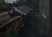 BREAKING NEWS-Mobil Tabrak Tiang Pembatas,  Kadishut Kalteng dan Sopir Luka-luka