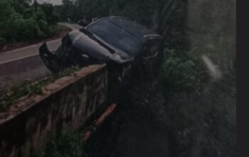 BREAKING NEWS-Mobil Tabrak Tiang Pembatas,  Kadishut Kalteng dan Sopir Luka-luka