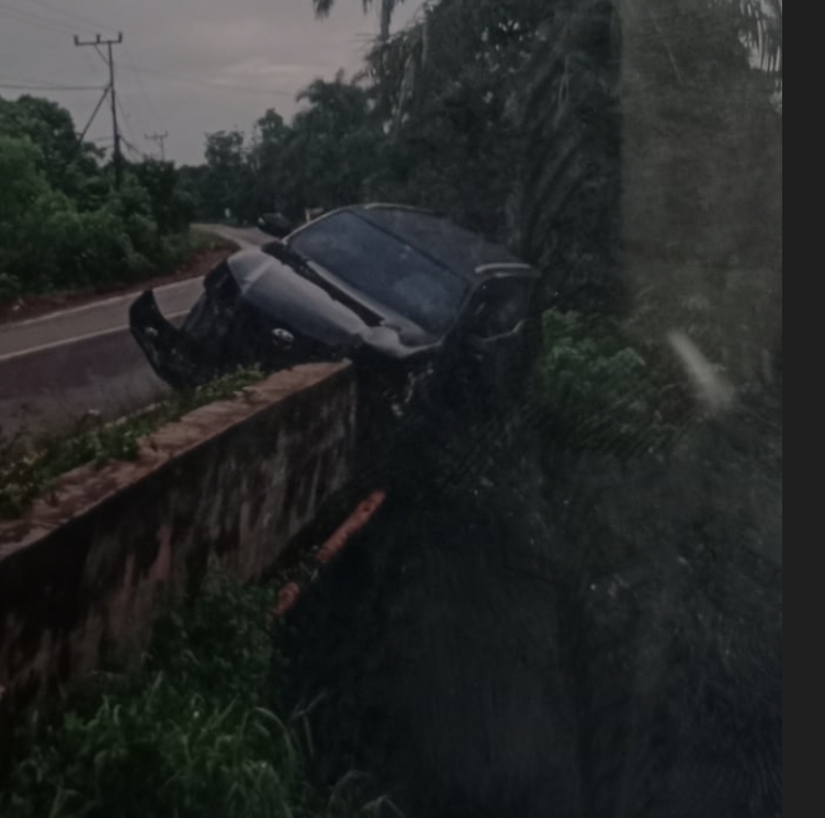 BREAKING NEWS-Mobil Tabrak Tiang Pembatas, Kadishut Kalteng dan Sopir Luka-luka