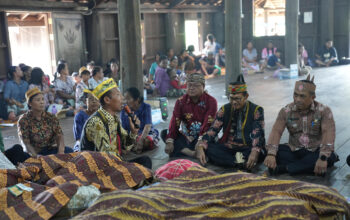 Sebagai Wujud Syukur, Warga Desa Merambang Nanga Bulik Pesta Takin Padi
