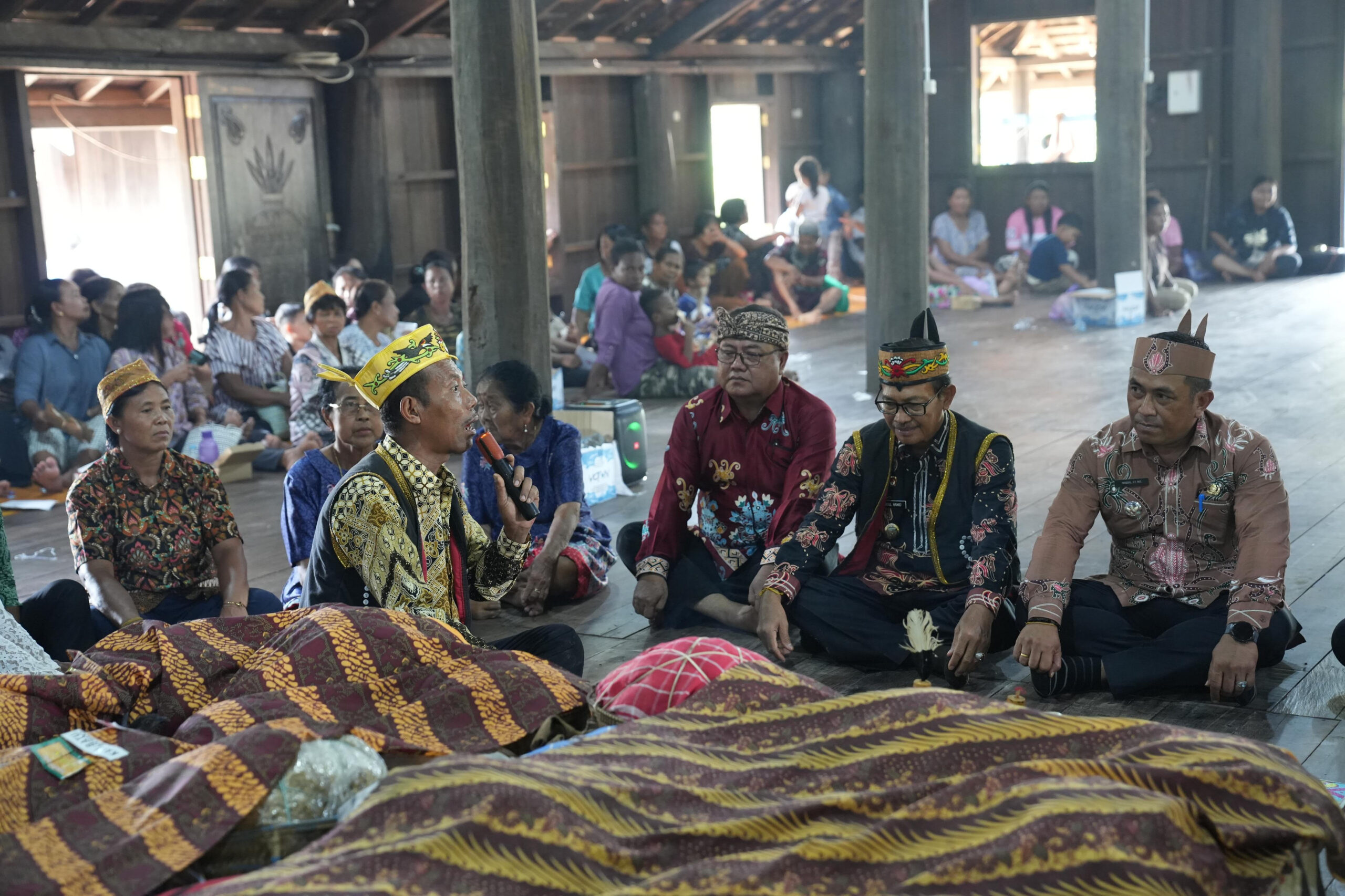 Sebagai Wujud Syukur, Warga Desa Merambang Nanga Bulik Pesta Takin Padi