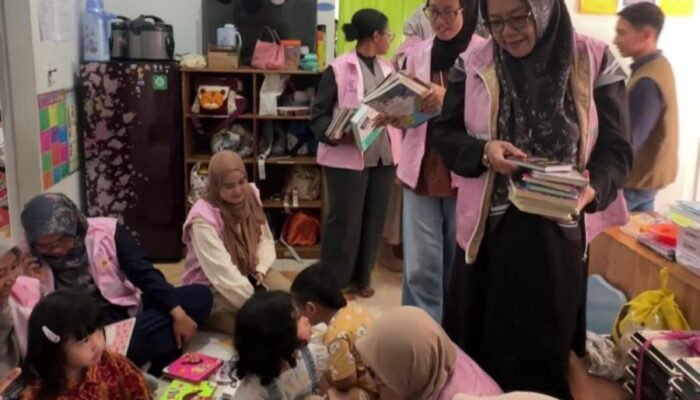 Semangat Kartini, Srikandi PLN UIP3B Kalimantan Salurkan Puluhan Buku untuk Anak-Anak PAUD di Banjarbaru