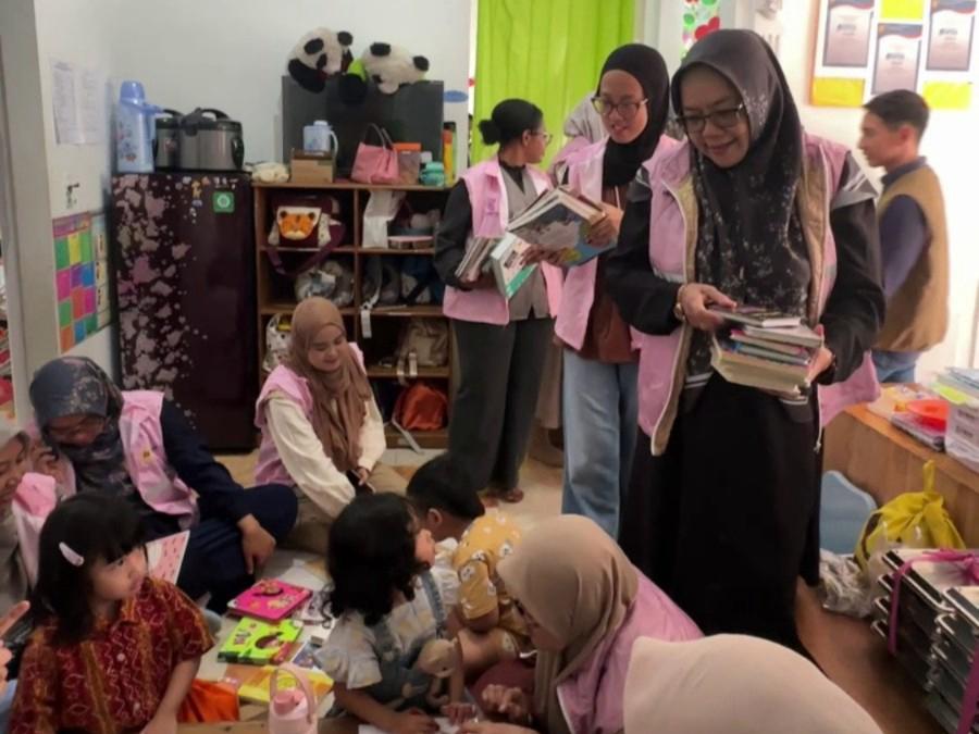 Semangat Kartini, Srikandi PLN UIP3B Kalimantan Salurkan Puluhan Buku untuk Anak-Anak PAUD di Banjarbaru