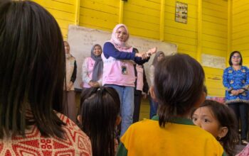 Srikandi PLN Wujudkan Semangat Kartini melalui Dukungan Sarana Pendidikan di SDN 1 Petuk Ketimpun