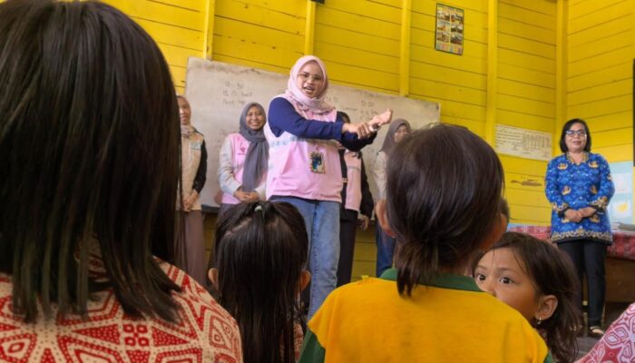 Srikandi PLN Wujudkan Semangat Kartini melalui Dukungan Sarana Pendidikan di SDN 1 Petuk Ketimpun