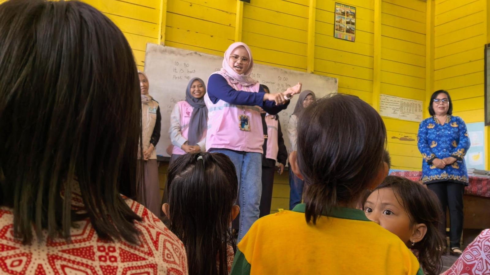 Srikandi PLN Wujudkan Semangat Kartini melalui Dukungan Sarana Pendidikan di SDN 1 Petuk Ketimpun
