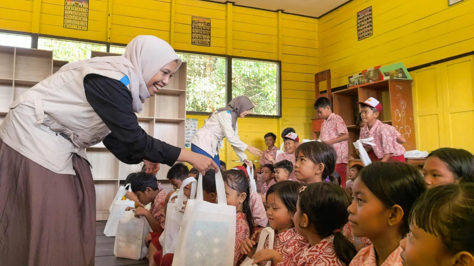 Srikandi PLN Wujudkan Semangat Kartini melalui Dukungan Sarana Pendidikan di SDN 1 Petuk Ketimpun