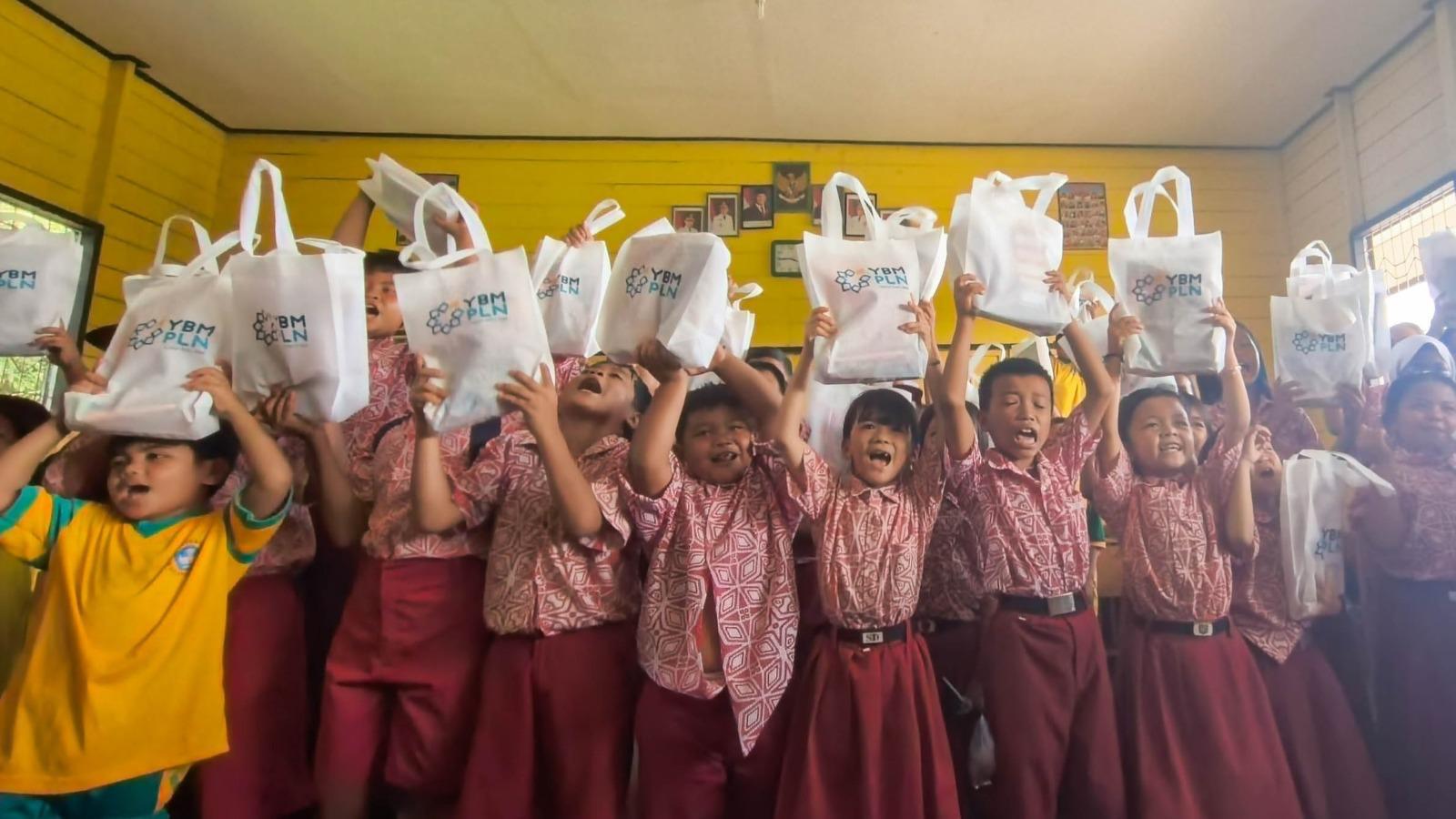 Srikandi PLN Wujudkan Semangat Kartini melalui Dukungan Sarana Pendidikan di SDN 1 Petuk Ketimpun