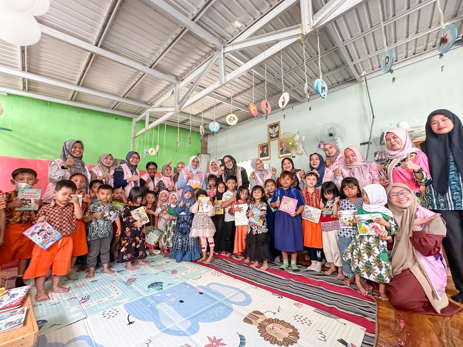 Semangat Kartini, Srikandi PLN UIP3B Kalimantan Salurkan Puluhan Buku untuk Anak-Anak PAUD di Banjarbaru